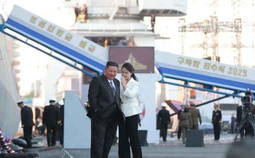 Ким Чен Ын осмотрел новый эсминец и заодно показал подросшую дочь