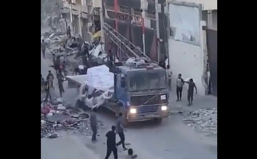 Видео: грузовик с гуманитарной помощью сбил мародера в Газе и не остановился