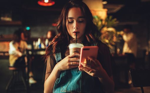 Люди проводят в смартфонах почти 88 дней в году