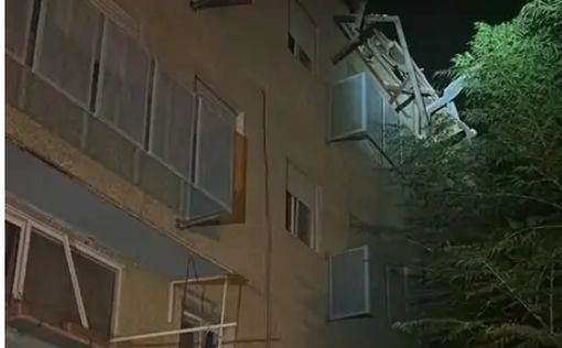 Еще одно попадание в Кирьят-Шмона - в жилой дом